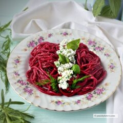 Паста з буряковим соусом